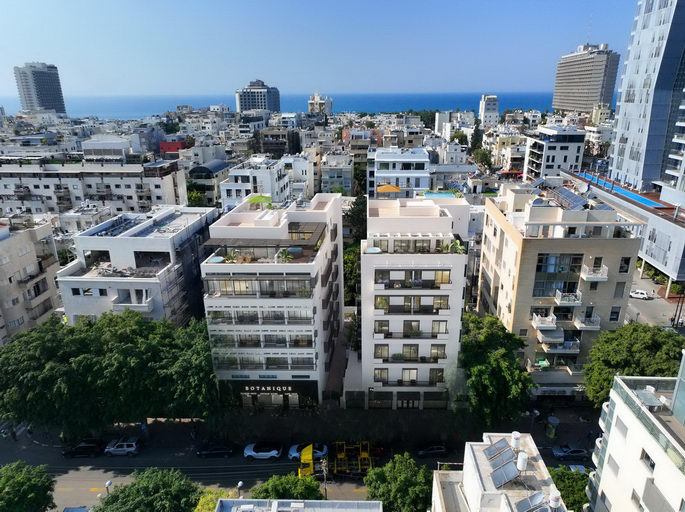 במרכז תל אביב, ליד הים.